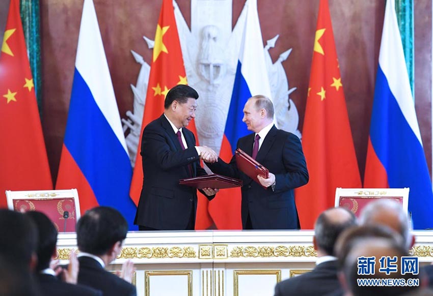 7月4日，國家主席習近平在莫斯科克裡姆林宮同俄羅斯總統普京舉行會談。會談后，兩國元首簽署了《中華人民共和國和俄羅斯聯邦關於進一步深化全面戰略協作伙伴關系的聯合聲明》《中華人民共和國和俄羅斯聯邦關於當前世界形勢和重大國際問題的聯合聲明》，批准了《〈中華人民共和國和俄羅斯聯邦睦鄰友好合作條約〉實施綱要（2017年至2020年）》並見証了《中華人民共和國外交部和俄羅斯聯邦外交部關於朝鮮半島問題的聯合聲明》以及經貿、農業、能源、基礎設施建設、金融、文化、創新、媒體、信息網絡、檢驗檢疫等領域多項雙邊合作文件的交換。新華社記者 饒愛民 攝