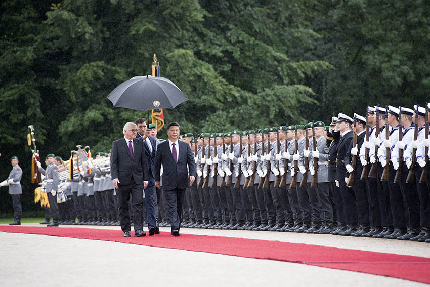 7月5日，國家主席習近平在柏林會見德國總統施泰因邁爾。會見前，施泰因邁爾在總統府花園為習近平舉行隆重歡迎儀式。 新華社記者 李學仁 攝