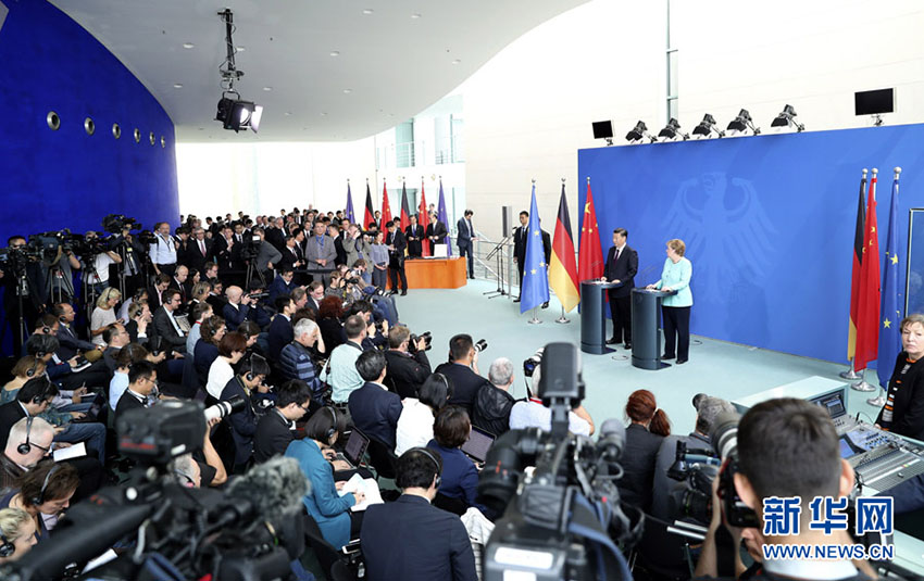 7月5日，國家主席習近平在柏林同德國總理默克爾舉行會談。這是會談后，兩國領導人共同會見記者。 新華社記者馬佔成攝