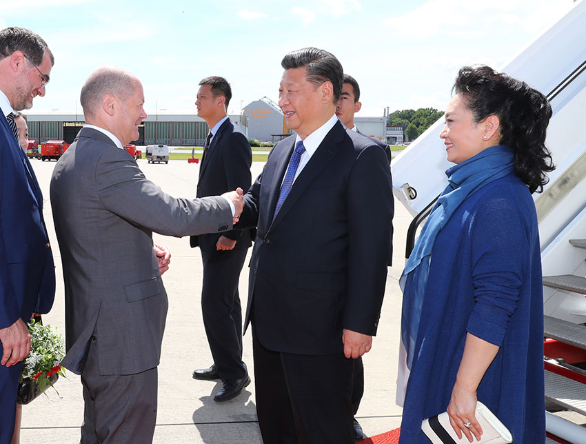 7月6日，國家主席習近平乘專機抵達德國漢堡，出席二十國集團領導人第十二次峰會。這是習近平和夫人彭麗媛抵達漢堡機場。 新華社記者 謝環馳攝