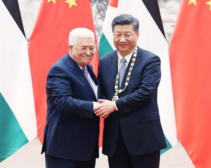 7月18日，國家主席習近平在北京人民大會堂同來華進行國事訪問的巴勒斯坦國總統阿巴斯舉行會談。這是會談后，阿巴斯授予習近平“巴勒斯坦國最高勛章”。新華社記者 姚大偉 攝