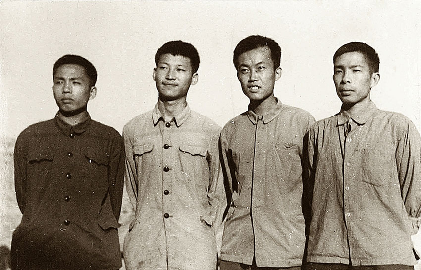 1973年，習近平和延川縣北京知青雷平生（左一）、陶海粟（右二）、雷榕生（右一）在延川。