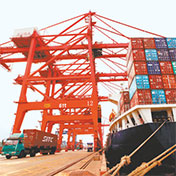 貿易大國　　2013年中國首次成為世界第一貨物貿易大國，作為全球第一大出口國、第二大進口國。