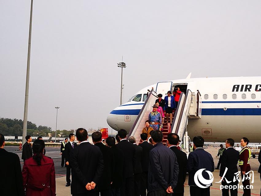 參加黨的十九大的內蒙古代表團抵達首都機場。（人民網記者章斐然 攝）