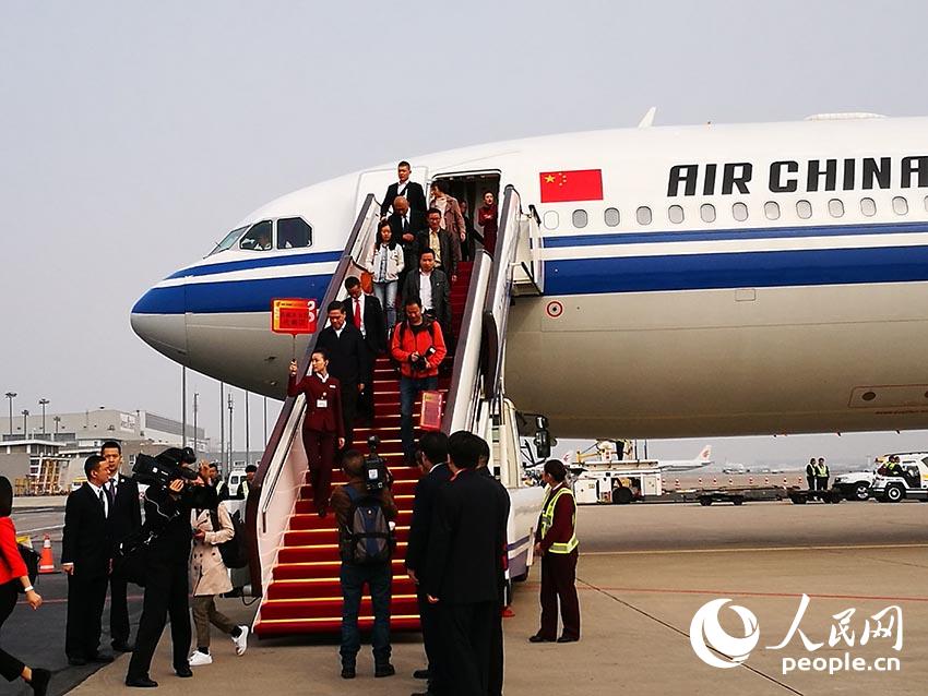参加党的十九大的西藏代表团抵达北京。（人民网记者章斐然 摄）