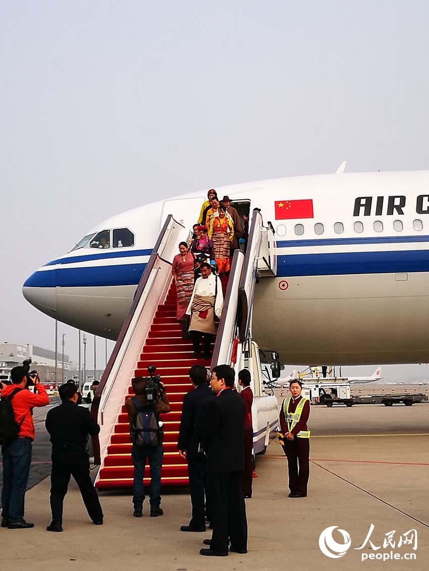 參加黨的十九大的西藏代表團抵達北京。（人民網記者章斐然 攝）