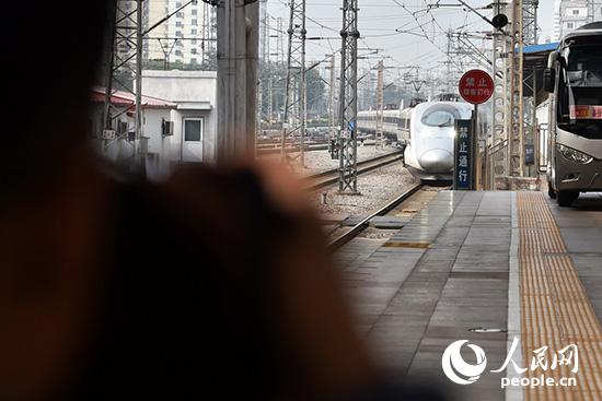 10月15日，首個乘火車參加中國共產黨第十九次全國代表大會的代表團——山西省代表團抵達北京西站。（人民網記者 翁奇羽 攝）