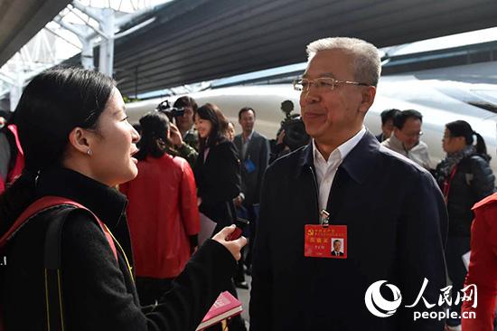 黨的十九大代表、山西省呂梁市委書記李正印接受人民網記者採訪。（人民網記者 翁奇羽 攝）