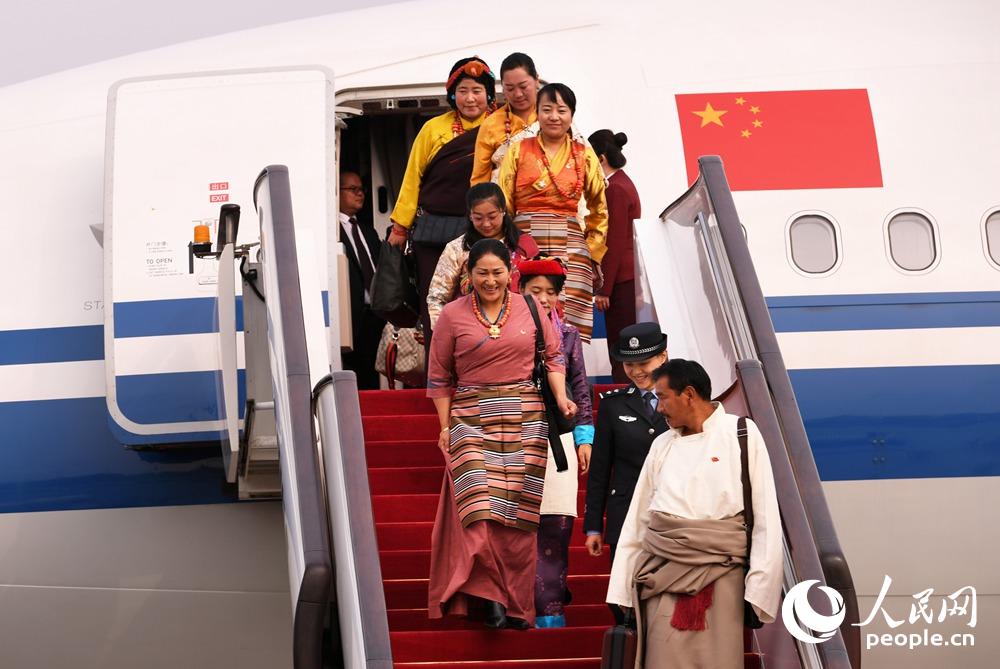 10月15日上午10時10分，來自西藏自治區的黨的十九大代表乘機抵達首都國際機場。15-16日，來自全國各地參加十九大的代表團將陸續抵達北京。人民網記者雷聲 攝