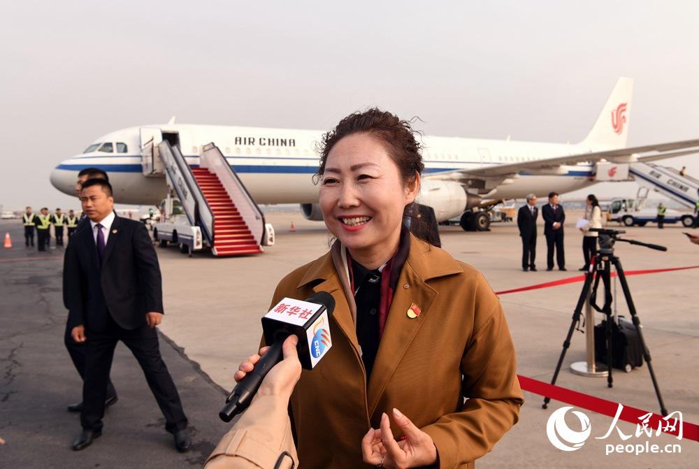 10月15日上午9時20分，來自內蒙古自治區的黨的十九大代表乘機抵達首都國際機場。這是第一個抵京的京外代表團。圖為代表接受媒體採訪。人民網記者雷聲 攝