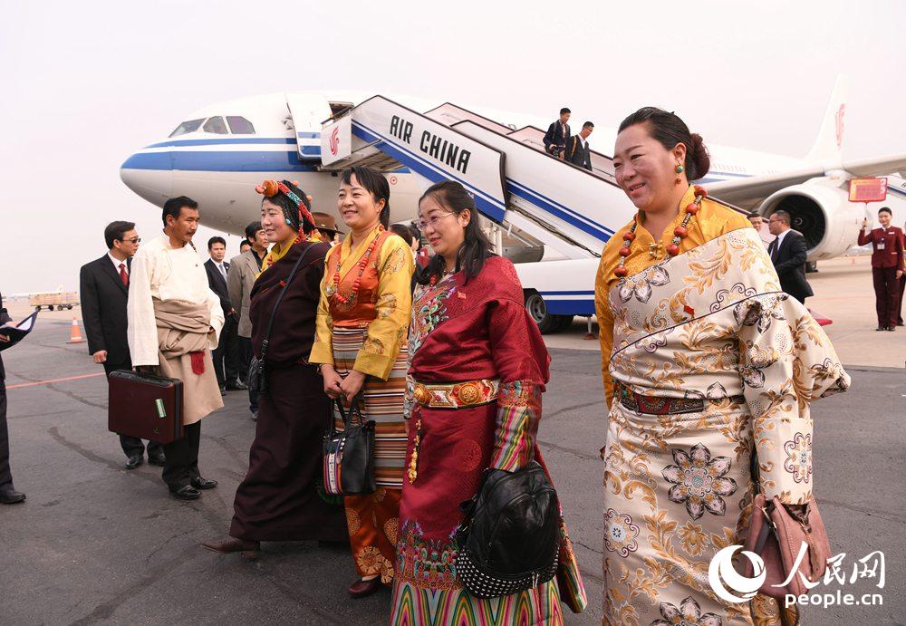 10月15日上午10時10分，來自西藏自治區的黨的十九大代表乘機抵達首都國際機場。15-16日，來自全國各地參加十九大的代表團將陸續抵達北京。人民網記者雷聲 攝