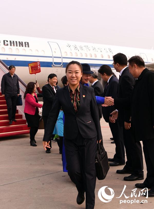10月15日上午9時20分，來自內蒙古自治區的黨的十九大代表乘機抵達首都國際機場。這是第一個抵京的京外代表團。15-16日，來自全國各地參加十九大的代表團將陸續抵達北京。人民網記者雷聲 攝