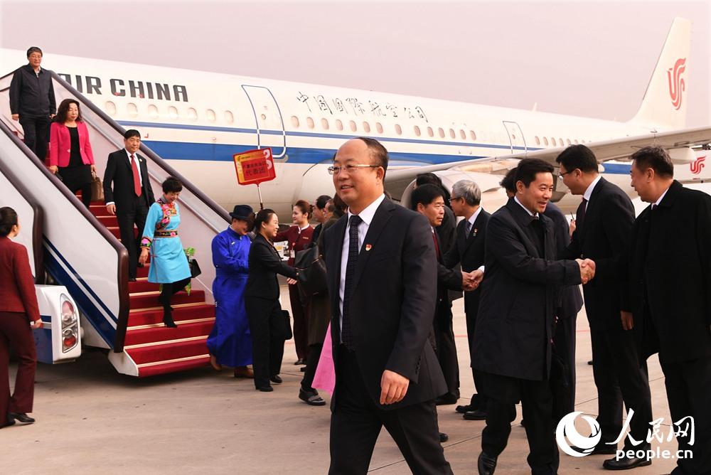 10月15日上午9時20分，來自內蒙古自治區的黨的十九大代表乘機抵達首都國際機場。這是第一個抵京的京外代表團。15-16日，來自全國各地參加十九大的代表團將陸續抵達北京。人民網記者雷聲 攝