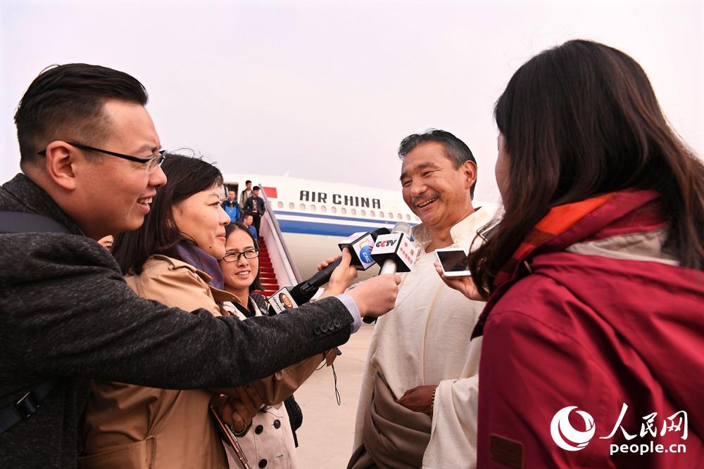 10月15日上午10時10分，來自西藏自治區的黨的十九大代表乘機抵達首都國際機場。圖為代表接受媒體採訪。人民網記者雷聲 攝
