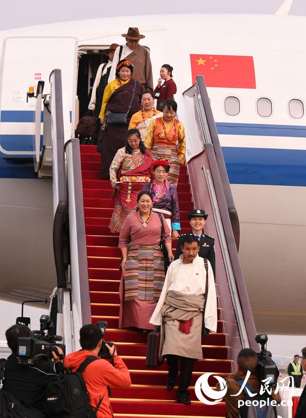 10月15日上午10時10分，來自西藏自治區的黨的十九大代表乘機抵達首都國際機場。15-16日，來自全國各地參加十九大的代表團將陸續抵達北京。人民網記者 雷聲 攝