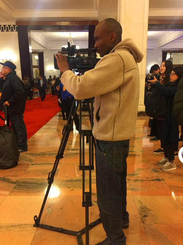中國共產黨第十九次全國代表大會開幕會場外，外國記者為採訪忙碌著。（人民網記者 余清楚 攝）