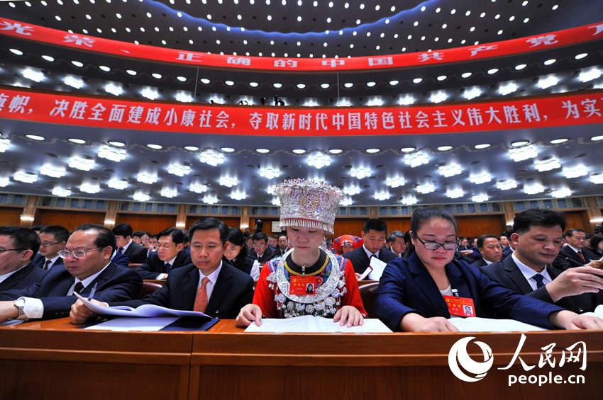 中國共產黨第十九次全國代表大會開幕會現場，代表認真聆聽報告。（人民網記者 翁奇羽 攝）