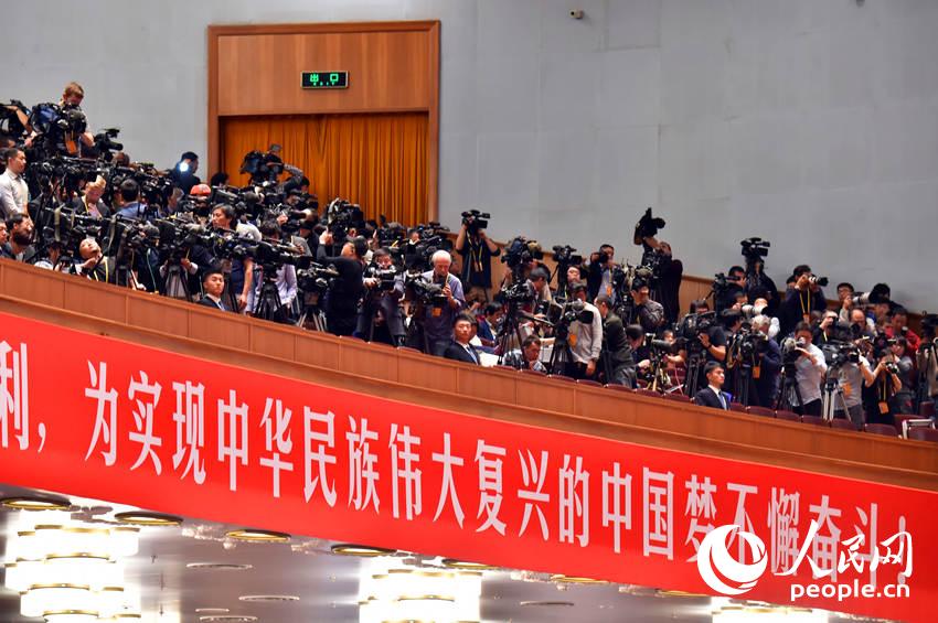 中國共產黨第十九次全國代表大會開幕會現場，中外記者齊聚採訪。（人民網記者 翁奇羽 攝）