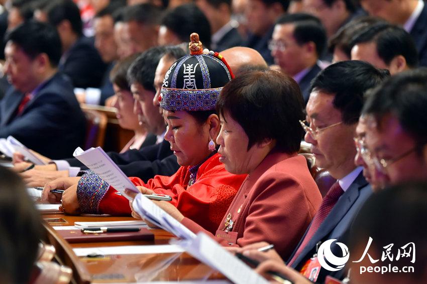 中國共產黨第十九次全國代表大會開幕會現場，代表認真聆聽報告。（人民網記者 翁奇羽 攝）