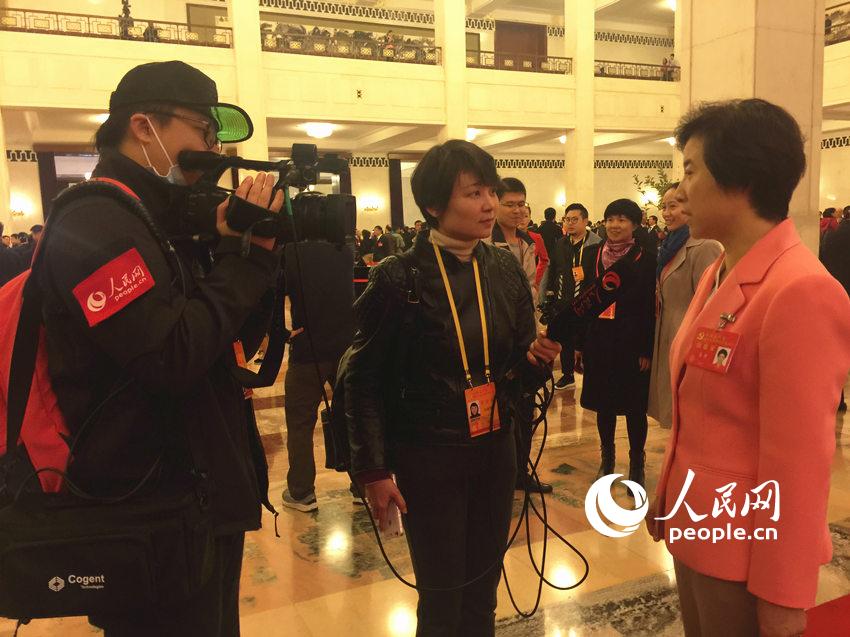 中國共產黨第十九次全國代表大會今日開幕，圖為人民網記者在人民大會堂採訪。（人民網記者 余清楚 攝）