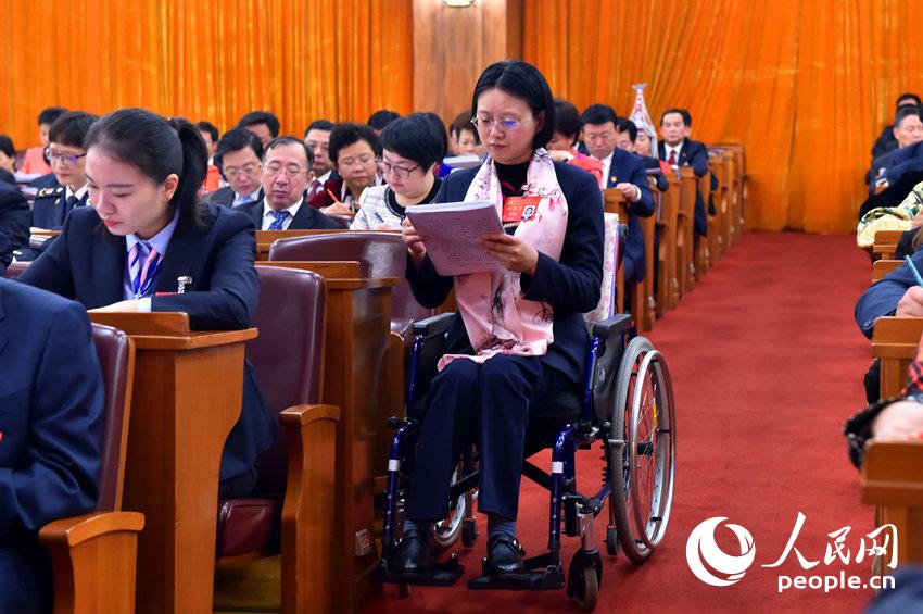 中國共產黨第十九次全國代表大會開幕會現場，代表在認真聽取報告。（人民網記者 翁奇羽 攝）