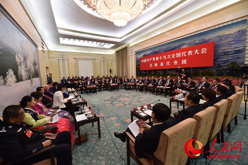 10月19日，出席中國共產黨第十九次全國代表大會的吉林代表團在北京人民大會堂討論黨的十九大報告，並對中外媒體開放。（人民網記者 翁奇羽 攝）