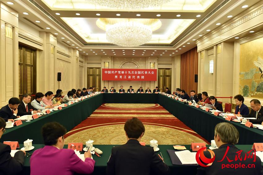 10月19日，出席中國共產黨第十九次全國代表大會的黑龍江代表團在北京人民大會堂討論黨的十九大報告，並對中外媒體開放。（人民網記者 翁奇羽 攝）