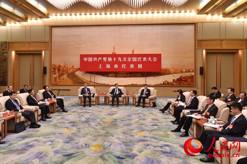 10月19日，出席中國共產黨第十九次全國代表大會的上海代表團在北京人民大會堂討論黨的十九大報告，並對中外媒體開放。（人民網記者 翁奇羽 攝）