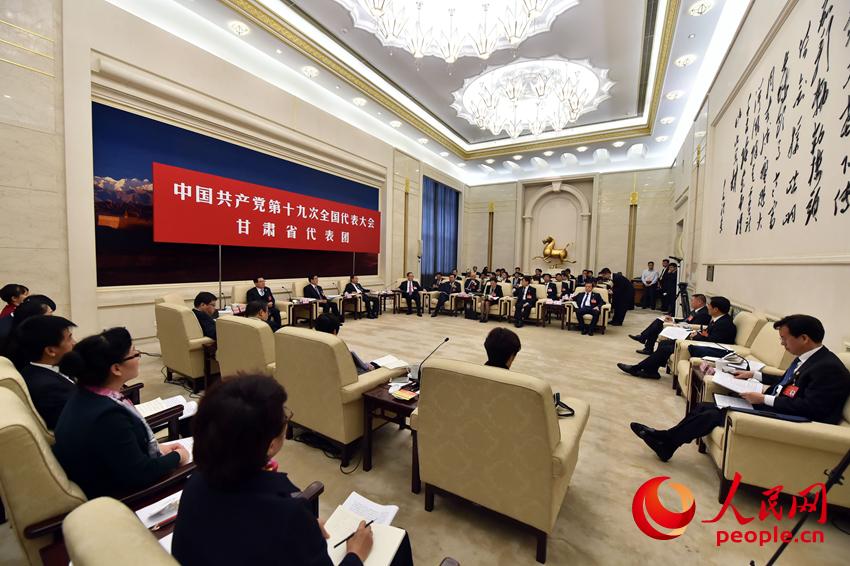 10月19日，出席中國共產黨第十九次全國代表大會的甘肅代表團在北京人民大會堂討論黨的十九大報告，並對中外媒體開放。（人民網記者 翁奇羽 攝）