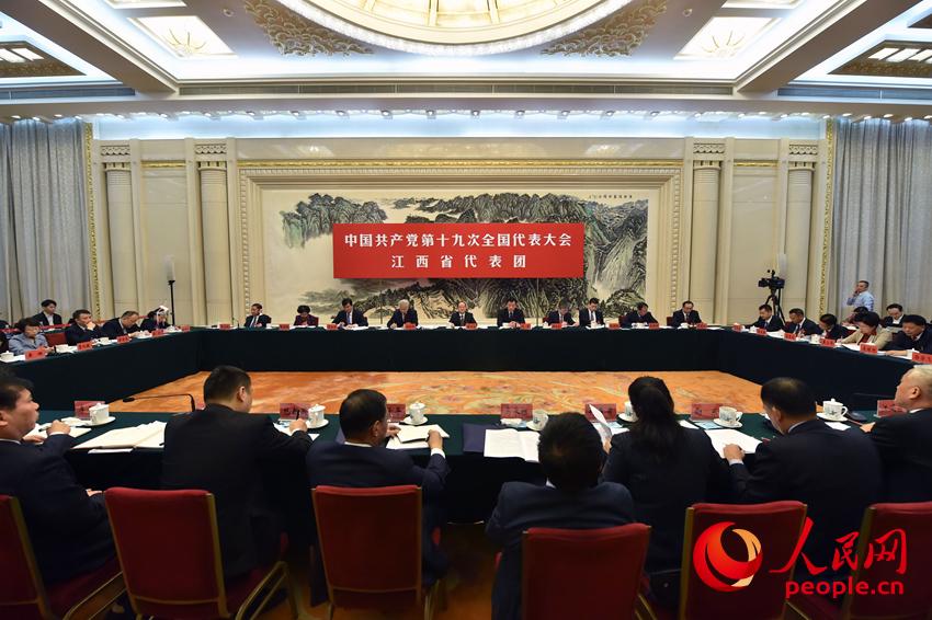 10月19日，出席中國共產黨第十九次全國代表大會的江西代表團在北京人民大會堂討論黨的十九大報告，並對中外媒體開放。（人民網記者 翁奇羽 攝）