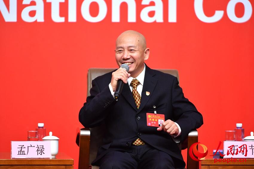 中國文學藝術界聯合會副主席、京劇表演藝術家孟廣祿接受集體採訪。（人民網記者 於凱 攝）
