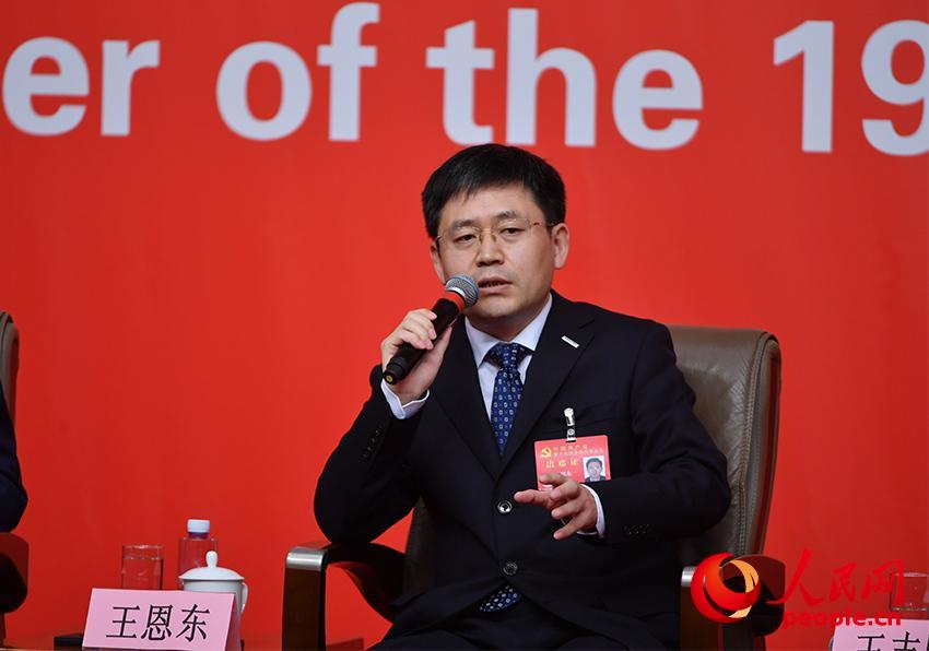 浪潮集團首席科學家、中國工程院院士王恩東接受集體採訪（人民網記者 於凱 攝）
