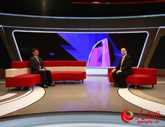 十九大代表，上海長寧區委書記王為人（左）做客人民網演播室（趙恩澤 攝）