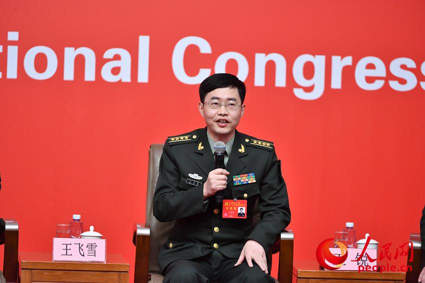 圖：國防科技大學電子科學學院教授王飛雪介紹情況