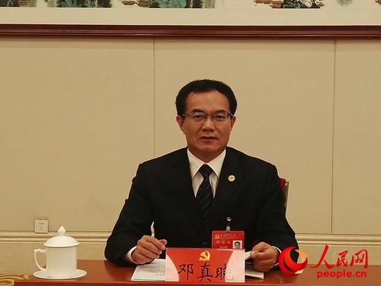 党的十九大代表、安徽省临泉县委书记邓真晓