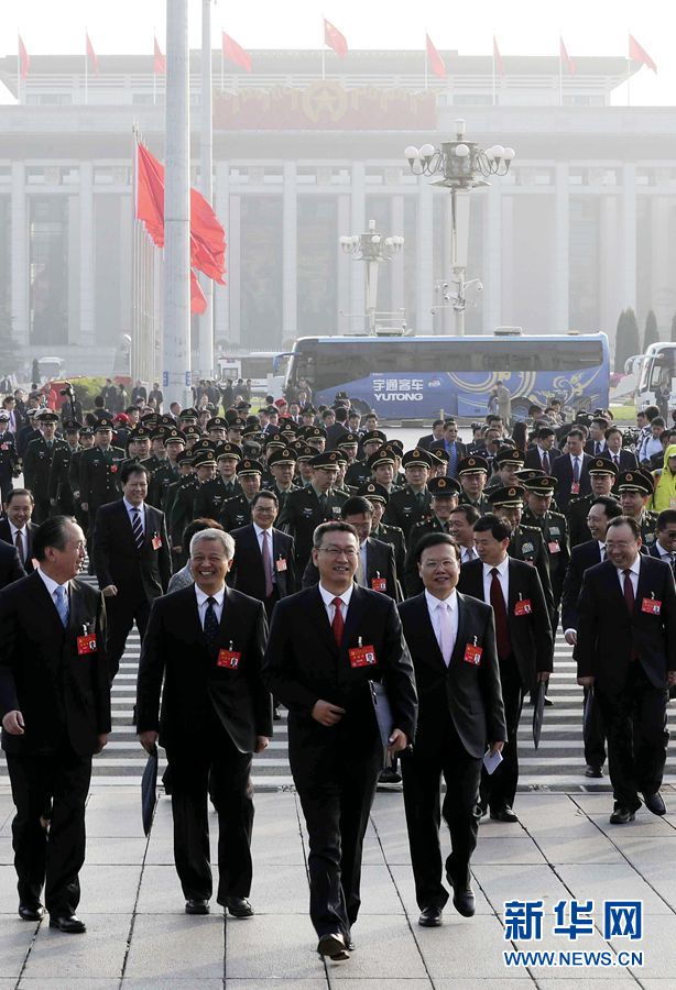 10月24日，中國共產黨第十九次全國代表大會在北京人民大會堂舉行閉幕會。這是代表步入會場。 新華社記者 殷剛 攝