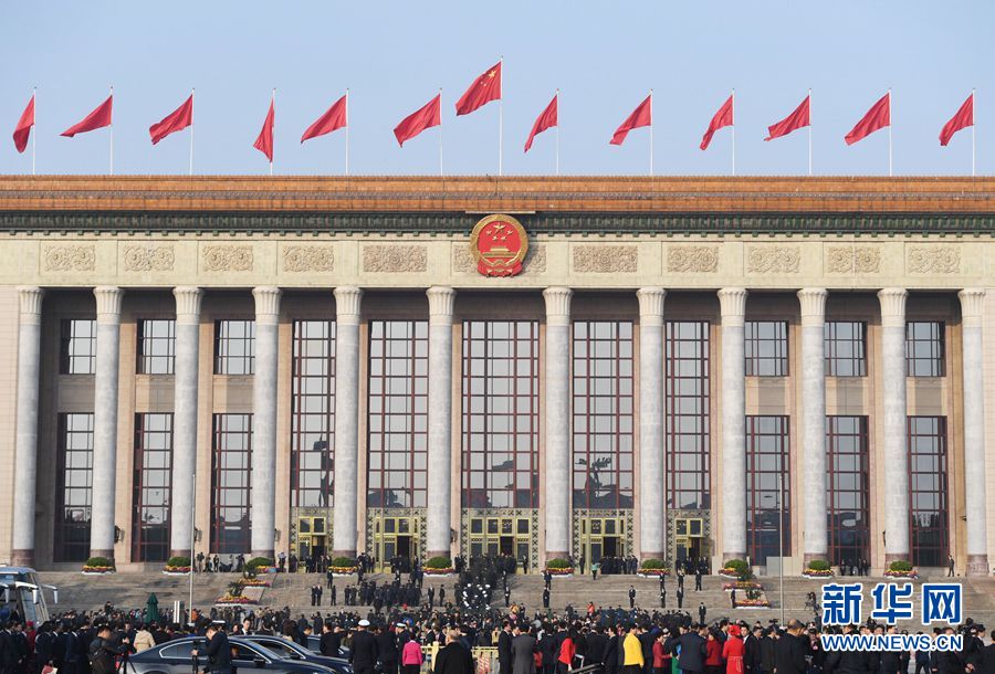 10月24日，中國共產黨第十九次全國代表大會在北京人民大會堂舉行閉幕會。這是代表走向人民大會堂。 新華社記者 申宏 攝