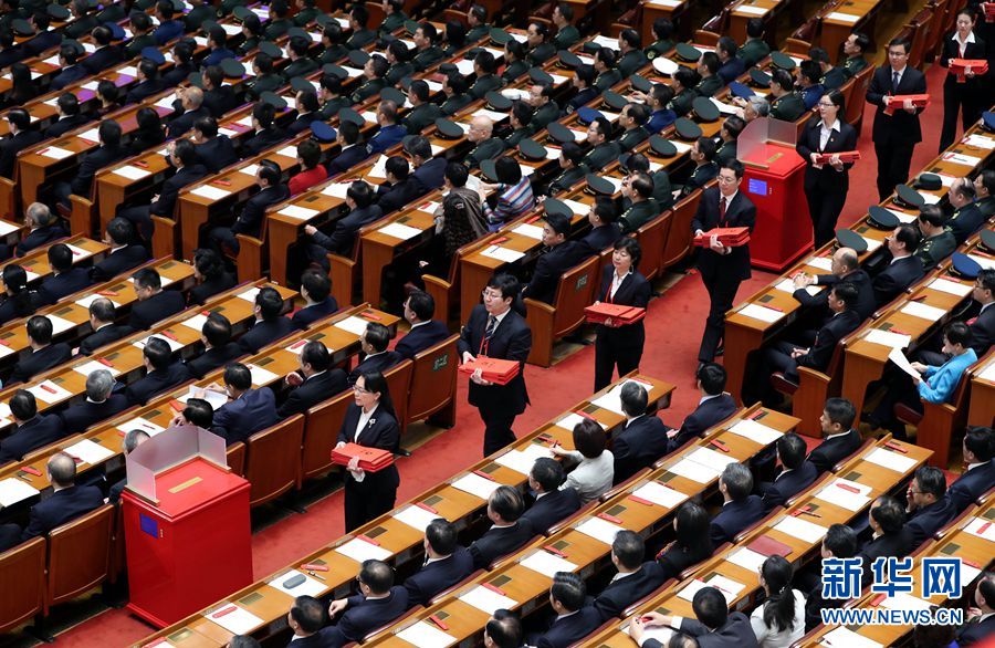 10月24日，中國共產黨第十九次全國代表大會閉幕會在北京人民大會堂舉行。這是工作人員在發選票。 新華社記者 王曄 攝