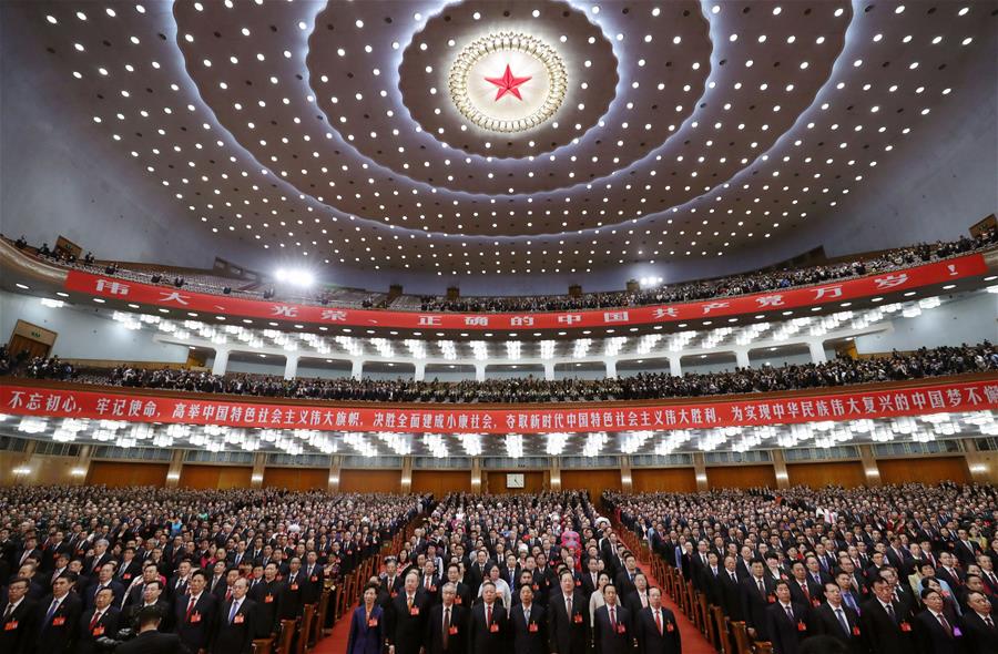 10月24日，中國共產黨第十九次全國代表大會閉幕會在北京人民大會堂舉行。這是全體起立，奏《國際歌》。 新華社記者 鞠鵬 攝