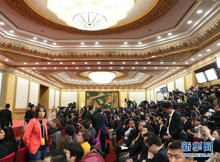 10月25日，黨的十九屆中央委員會第一次全體會議新選出的中央政治局常委將同中外記者見面。圖為中外記者在見面會現場進行准備工作。新華網 翟子赫 攝