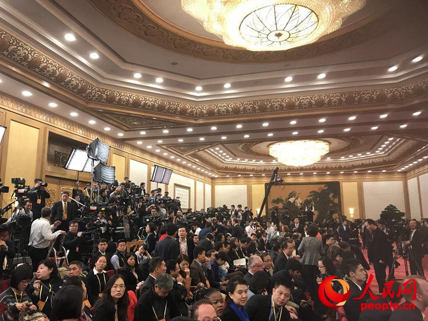 组图:十九届中央政治局常委同中外记者见面会