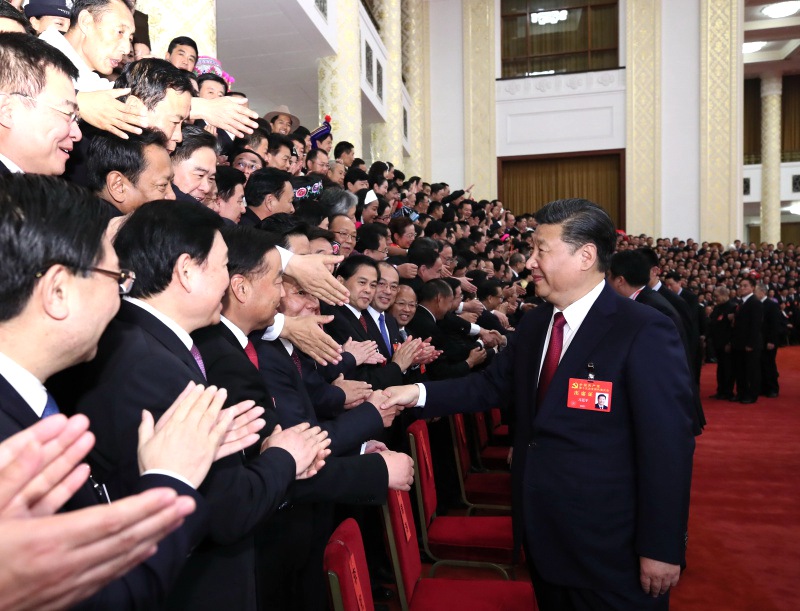 10月25日下午，中央領導同志在北京人民大會堂同出席黨的十九大代表、特邀代表和列席人員合影留念。這是習近平同志與代表親切交談。新華社記者 蘭紅光 攝