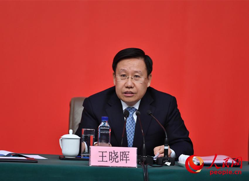 中央政策研究室常務副主任、中央宣傳部副部長王曉暉介紹情況。（人民網記者 於凱攝）