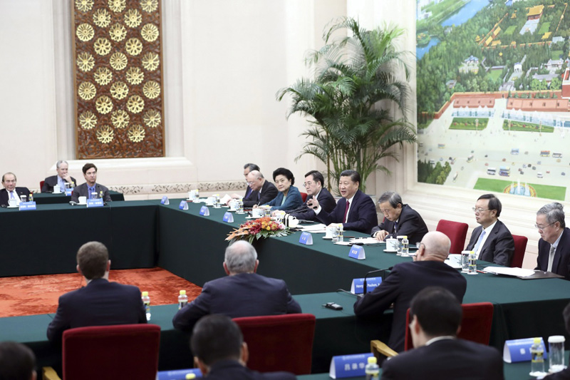 10月30日，國家主席習近平在北京人民大會堂會見清華大學經濟管理學院顧問委員會海外委員和中方企業家委員。新華社記者 鞠鵬 攝