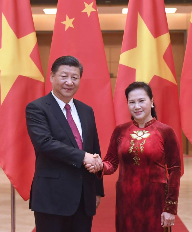 11月12日，中共中央總書記、國家主席習近平在河內會見越南國會主席阮氏金銀。 新華社記者 張鐸 攝