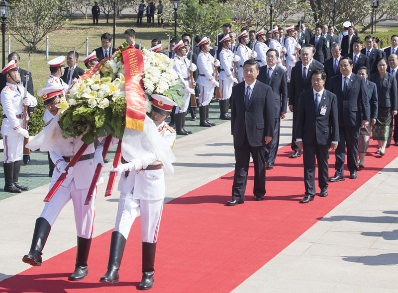 11月14日，中共中央總書記、國家主席習近平在萬象向老撾無名戰士紀念碑敬獻花圈。 新華社記者 王曄 攝