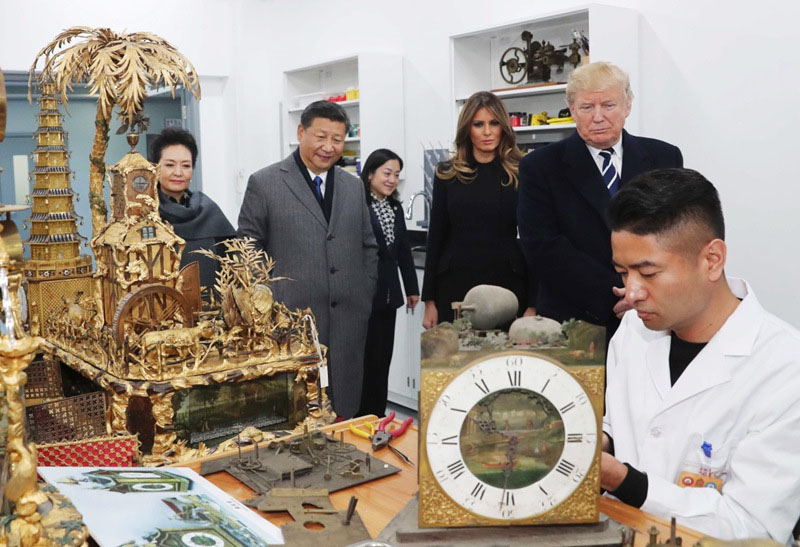 11月8日，國家主席習近平和夫人彭麗媛陪同來華進行國事訪問的美國總統特朗普和夫人梅拉尼婭參觀故宮博物院。這是兩國元首夫婦觀看文物修復技藝展示。新華社記者劉衛兵攝