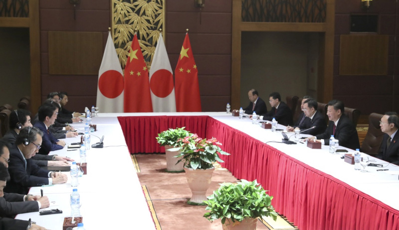 11月11日，國家主席習近平在越南峴港會見日本首相安倍晉三。新華社記者 馬佔成 攝
