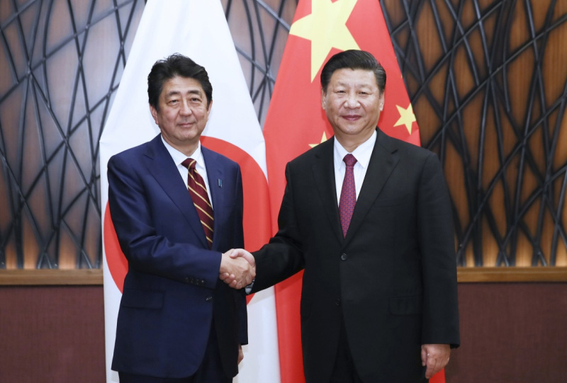 11月11日，國家主席習近平在越南峴港會見日本首相安倍晉三。新華社記者 蘭紅光 攝