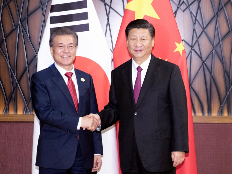 11月11日，國家主席習近平在越南峴港會見韓國總統文在寅。新華社記者 丁林 攝